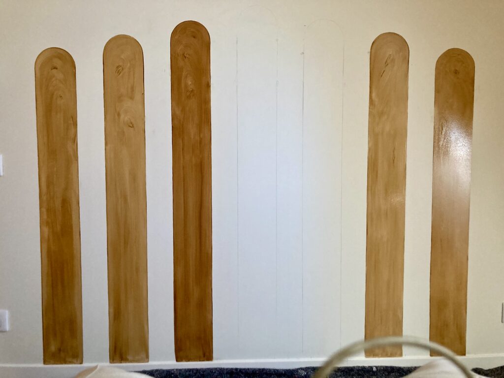 tête de lit-décoration-murale-original-faux-bois-peinture-intérieure-chambre-gramat-