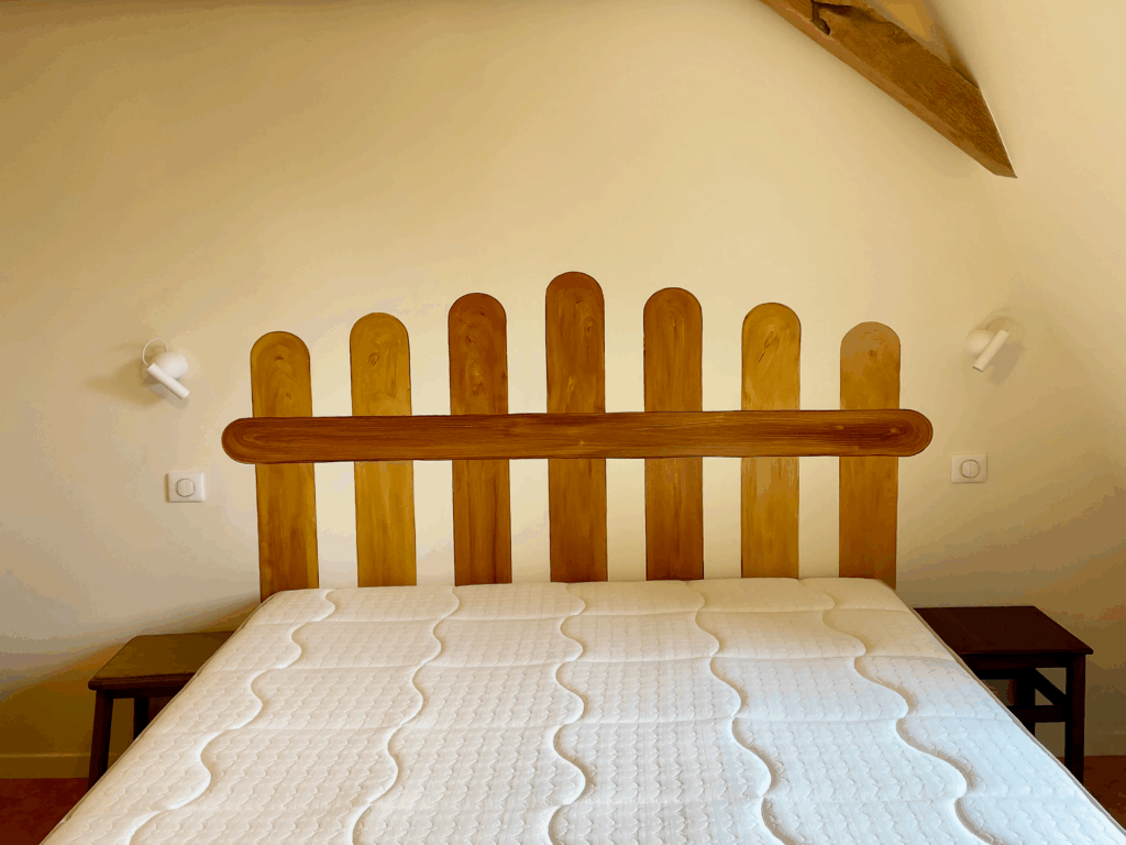 tête de lit-décoration-murale-original-faux-bois-peinture-intérieure-chambre-gramat-