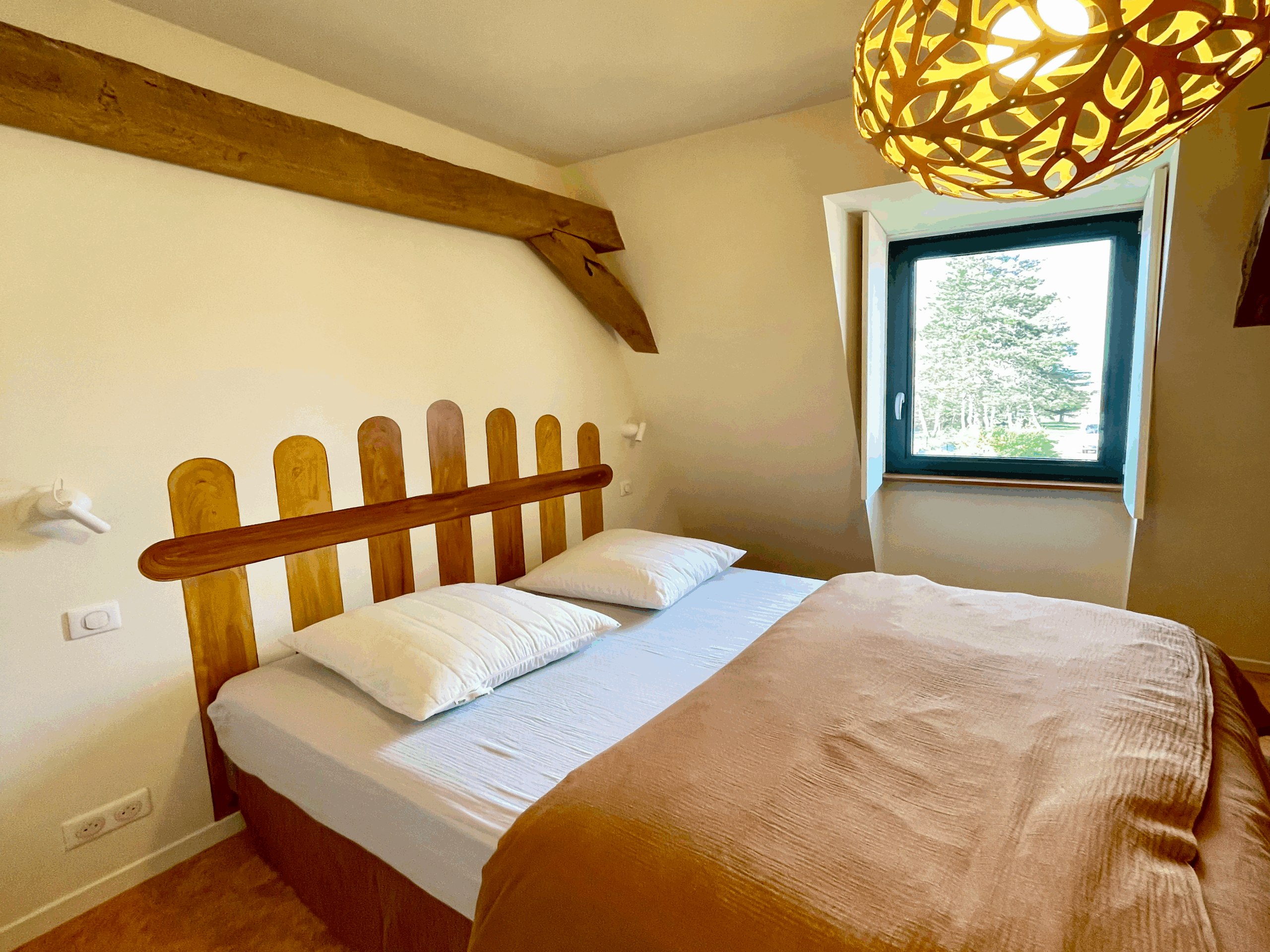 tête de lit-décoration-murale-original-faux-bois-peinture-intérieure-chambre-gramat-