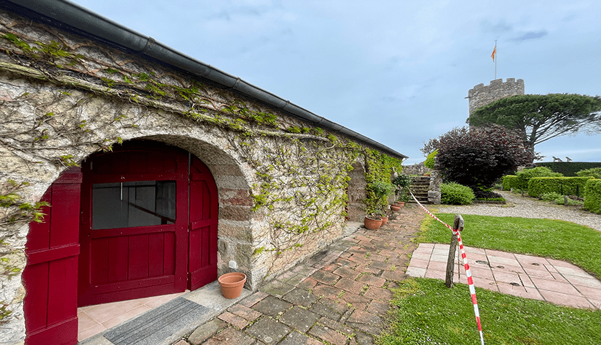 peinture-extérieure-portes-anciennes-château-turenne-corrèze-19500-nuancea