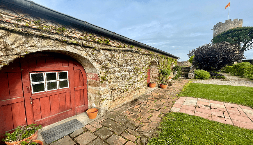 peinture-extérieure-portes-anciennes-château-turenne-corrèze-19500-nuancea